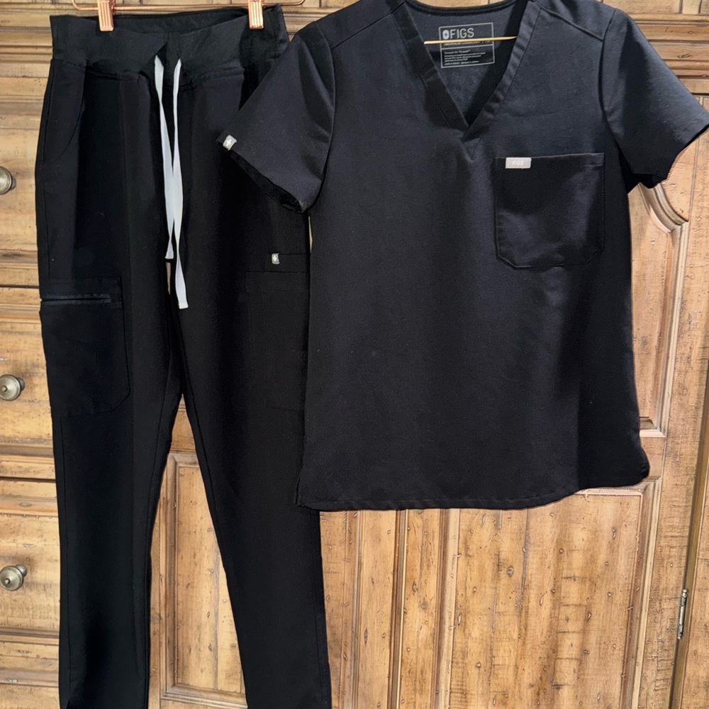FIGS Black Scrub Set